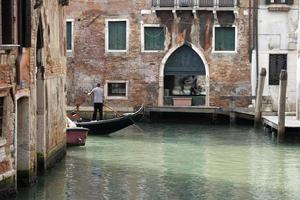 Venedig, Italien - september 15 2019 - gondol rida i Venedig foto