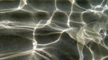 sand botten under vattnet simning i turkos lagun foto