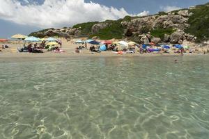 noto, Italien - juli 18 2020 - camosche strand full av människor med Nej social avstånds efter coronavirus quarentine foto