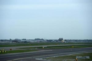 flygplan landning på schipol flygplats amsterdam foto