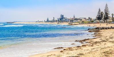 blå hav, sandig kustlinje och hus av svakopmund tysk kolonial stad, namibia foto