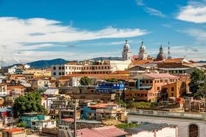 panorama av de stad Centrum med gammal hus och fattig slum block, santiago de Kuba, kuba foto