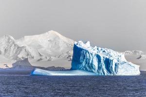 tre enorm blå isberg drivande tvärs över de hav i de mitten av ingenstans, antarctica foto