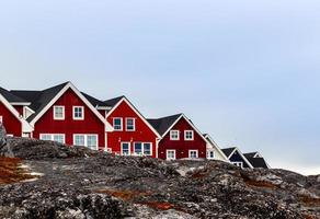 levande inuit hus stående i de rad bland de stenar nuuk, Grönland foto