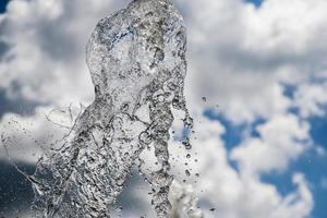 fontän stänk vatten textur i de himmel foto