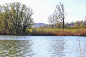 människor är ridning de cykel på en lantlig väg på solnedgång längs Donau flod i Regensburg, Tyskland, Europa. foto