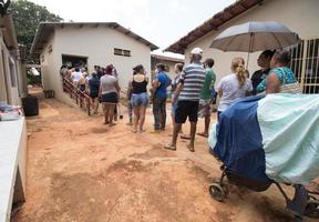 planaltina, goias, Brasilien, januari 28 2023 en grupp av människor till största del kvinnor foder upp till motta en grundläggande mat utrustning från en lokal- matning Centrum för de fattig i planaltina. foto