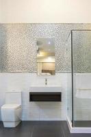grå modernt badrum
