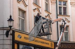 bratislava, slovakia - 01.07.2023 kommunal tjänster av bratislava ta bort jul belysning i gammal bratislava foto