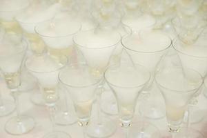 champagne glasögon detaljer. torr is på glas arrangemang för bröllop reception foto