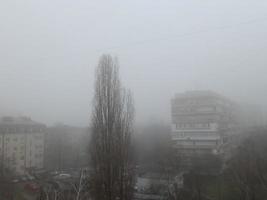 morgon- vinter- dimma hänger över de stad foto