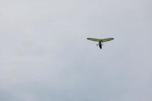 driven hänga segelflygplan flygande i blå himmel. foto