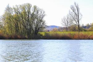 människor är ridning de cykel på en lantlig väg på solnedgång längs Donau flod i Regensburg, Tyskland, Europa. foto