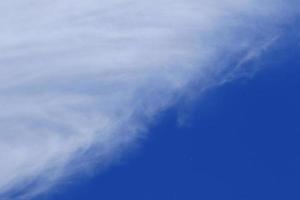 klarblå himmel och vita moln foto