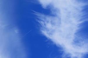 klarblå himmel och vita moln foto