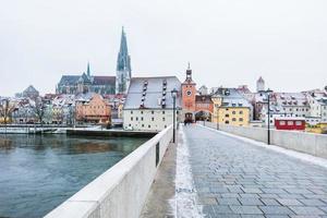 regensburg stad resa i vinter- tid. se från de sten bro foto