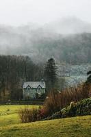 sjöområde, Storbritannien, 2020 - hus i skogen omgiven av dimma foto