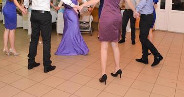 människor dans på de bröllop fest. fokus på ben foto