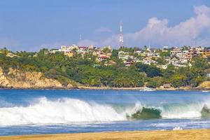 ytterst enorm stor surfare vågor på strand puerto escondido Mexiko. foto