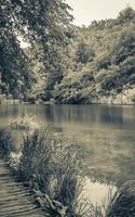 landskap gångbro över turkos vatten. plitvice sjöar nationell parkera kroatien. foto