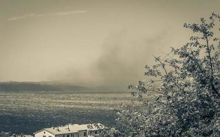 novi vinodolski kroatien med rök av skog brand på horisont. foto