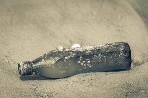 plastflaska strandade spolades upp sopor på stranden i Brasilien. foto