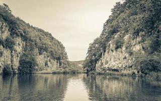 plitvice sjöar nationell parkera färgrik landskap turkos vatten i kroatien. foto
