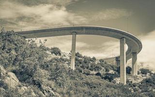 förhöjd motorväg och bro i Bakar Kroatien. foto