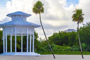 vit ädel pergula paviljong i paradis på strand palmer Mexiko. foto