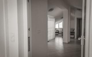golv ingång och levande rum i lägenhet novi vinodolski kroatien. foto