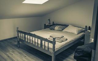 enkel vit rena lägenhet sovrum trä- säng novi vinodolski kroatien. foto