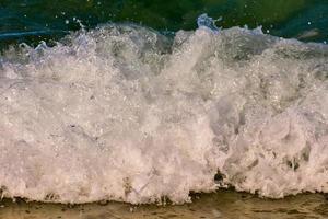 vågor kraschar på de Strand foto