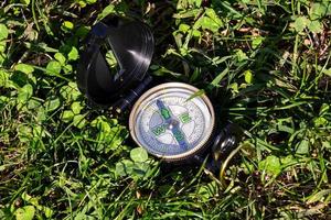 kompass i de gräs foto