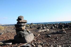 staplade stenar på de strand foto