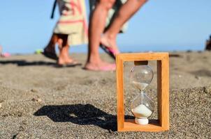 timglas på de sand strand foto