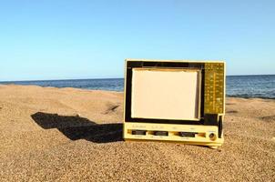 gammal tv i de sand foto