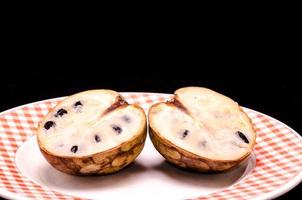 isolerat Cherimoya frukt foto