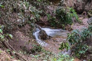 landskap av huai mae khamin vattenfall srinakarin nationell parkera på kanchanaburi thailand.huai mae khamin vattenfall femte golv laichonlong foto