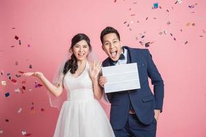 Lycklig smilng asiatisk par brud och brudgum foto