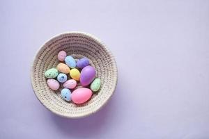 påsk koncept med flerfärgade ägg på rosa bakgrund. foto