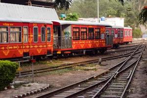 se av leksak tåg tränare från de mitten av järnväg Spår under dagtid nära kalka järnväg station i Indien, leksak tåg tränare se, indisk järnväg korsning, tung industri foto