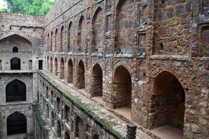 agrasen ki baoli steg väl belägen i de mitten av connaught placerad ny delhi Indien, gammal gammal arkeologi konstruktion foto