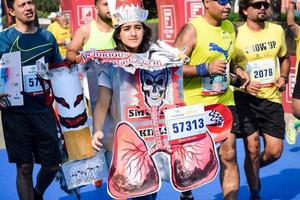 ny delhi, Indien - oktober 16 2022 - vedanta delhi halv maraton lopp efter covid i som maraton deltagarna handla om till korsa de Avsluta linje, delhi halv maraton 2022 foto