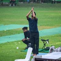 New Delhi, Indien, 18 juni 2022 - gruppyoga träningsklass surya namaskar för människor i olika åldrar i lodhi garden, internationella yogadagen, stor grupp vuxna som deltar i en yogaklass i parken foto