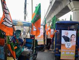 delhi, Indien, december 02 2022 -bharatiya janata fest bjp anhängare under mega väg visa i Stöd av bjp kandidat pankaj luthara till fil utnämning papper ett huvud av mcd lokal- kropp val 2022 foto