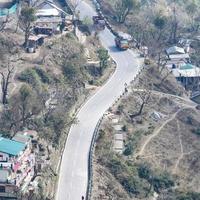 ovanifrån från luften av trafikfordon som kör på bergsvägar vid nainital, uttarakhand, Indien, utsikt från toppen av berget för förflyttning av trafikfordon foto