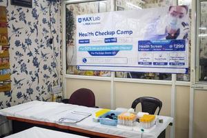 delhi, Indien - november 19, 2022 - grundläggande rutin- hälsa kolla upp läger har varit organiserad förbi max sjukhus specialiserade läkare, patient på årlig hälsa kolla upp, läkare håller på med hälsa kolla upp till patient foto