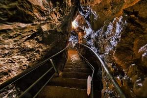 speleologiska besök i kalksten grottor på de italiensk foten foto