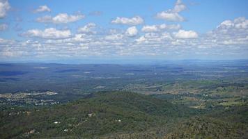 molnig himmel se på de topp av berg på toowoomba picknick punkt se upp på de vapen av de bra skilje räckvidd runt om 700 meter 2 300 med ovan hav nivå, queensland, Australien. foto