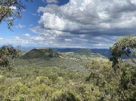 molnig himmel se på de topp av berg på toowoomba picknick punkt se upp på de vapen av de bra skilje räckvidd, runt om 700 meter 2 300 med ovan hav nivå, queensland, Australien. foto